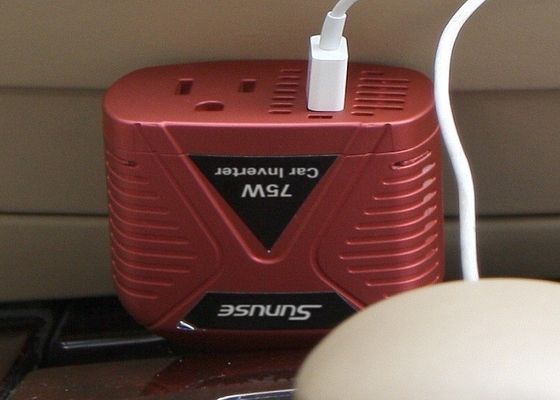 उच्च दक्षता 75W कार बिजली इन्वर्टर 12V सिगरेट लाइटर प्लग के साथ 220V एसी के लिए डीसी