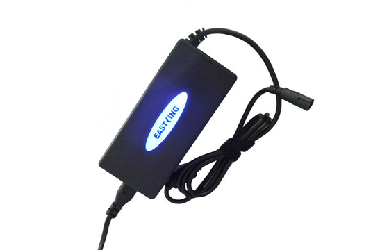 ब्रिटेन / अमेरिका 90W यूनिवर्सल लैपटॉप पावर एडाप्टर स्वत: 5V 2.1A USB एलईडी के साथ