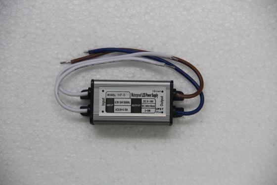 पोर्टेबल 5W 300mA निविड़ अंधकार एलईडी बिजली की आपूर्ति 18V डीसी निरंतर वर्तमान के साथ ईएमसी