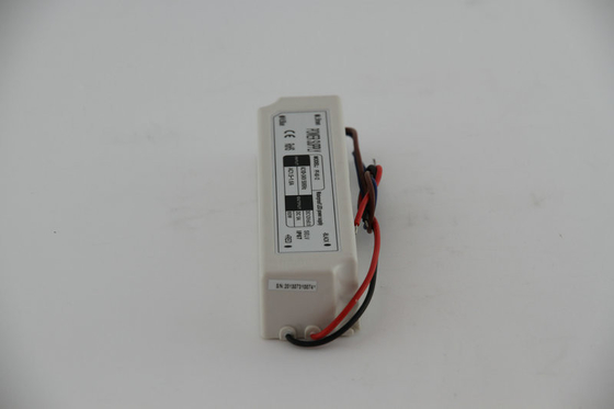 पनरोक IP67 60W लगातार वोल्टेज एलईडी चालक 120V एसी, पृथक प्लास्टिक के मामले