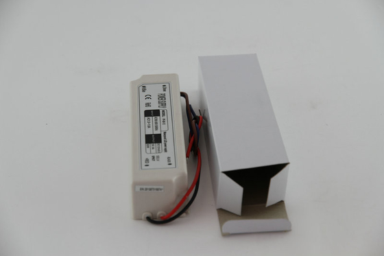 पनरोक IP67 60W लगातार वोल्टेज एलईडी चालक 120V एसी, पृथक प्लास्टिक के मामले