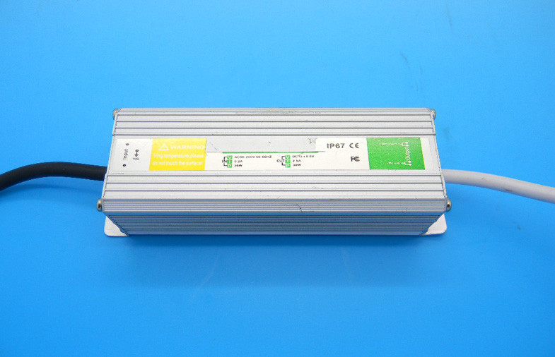उच्च दक्षता 30W निविड़ अंधकार बिजली की आपूर्ति के लिए एलईडी लाइट ईएमसी आईपी67 लगातार वर्तमान 12V